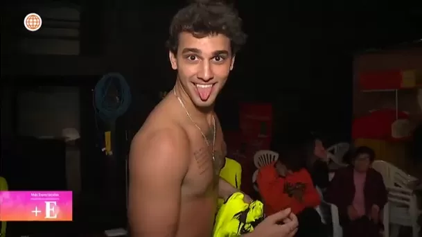 Gabriel Meneses sorprendió así a Rosángela Espinoza en el detrás de cámaras. Foto: América TV