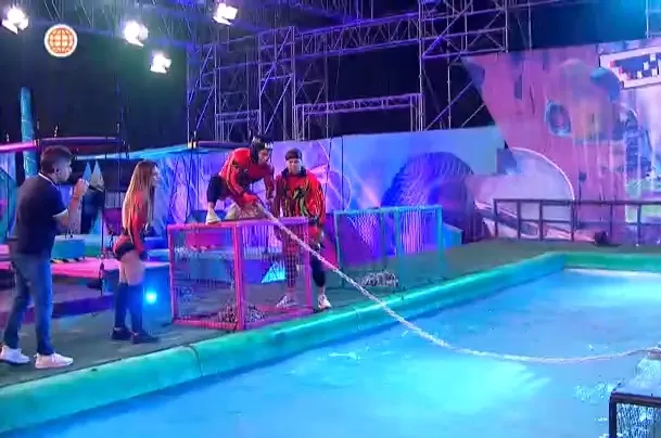 El conductor del programa, Renzo Schuller, ingresó de manera sorpresiva a la zona de competencia para alentar con fuerza a Raúl Carpena El conductor del programa, Renzo Schuller, ingresó de manera sorpresiva a la zona de competencia para alentar con fuerza a Raúl Carpena