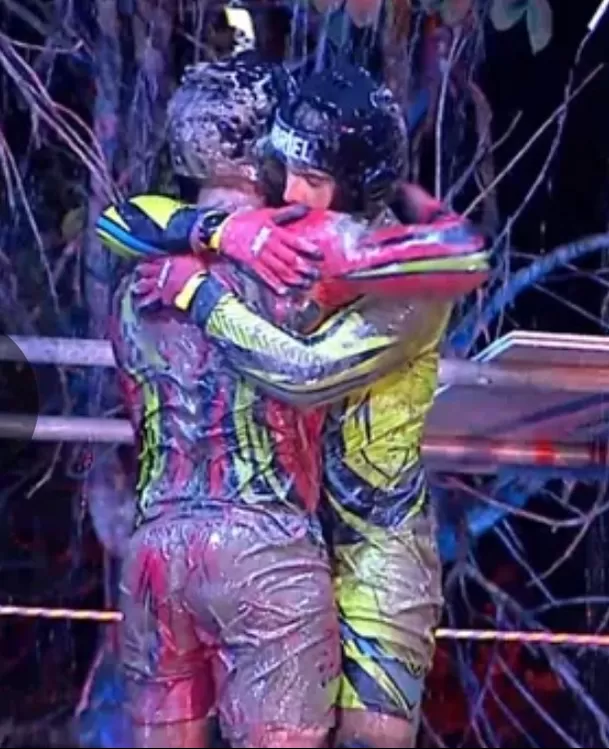 Raúl Carpena abrazó a Gabriel Meneses tras ganar circuito. Foto: América TV Raúl Carpena abrazó a Gabriel Meneses tras ganar circuito. Foto: América TV