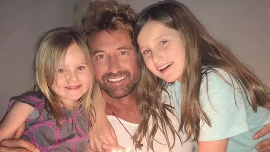 Gabriel Soto se emociona al recibir sorpresa de parte de sus hijas