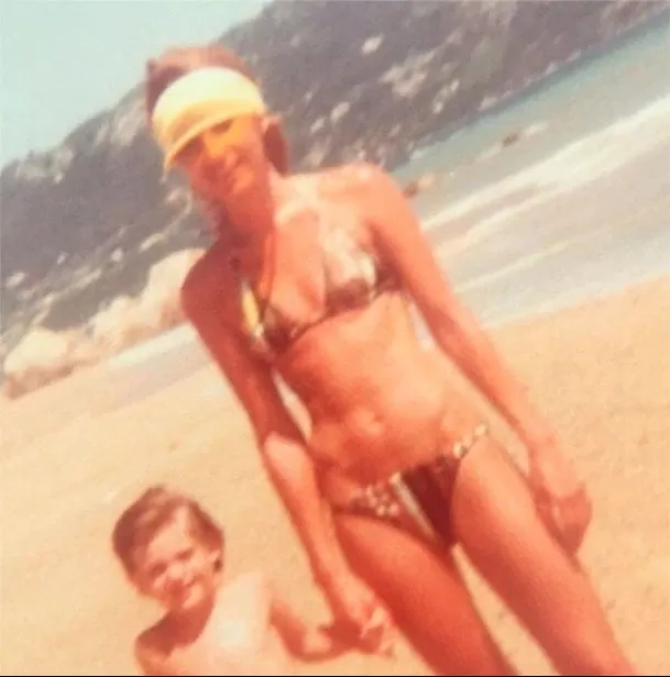 Gabriel Soto junto a su mamá cuando era niño. Fuente: Instagram