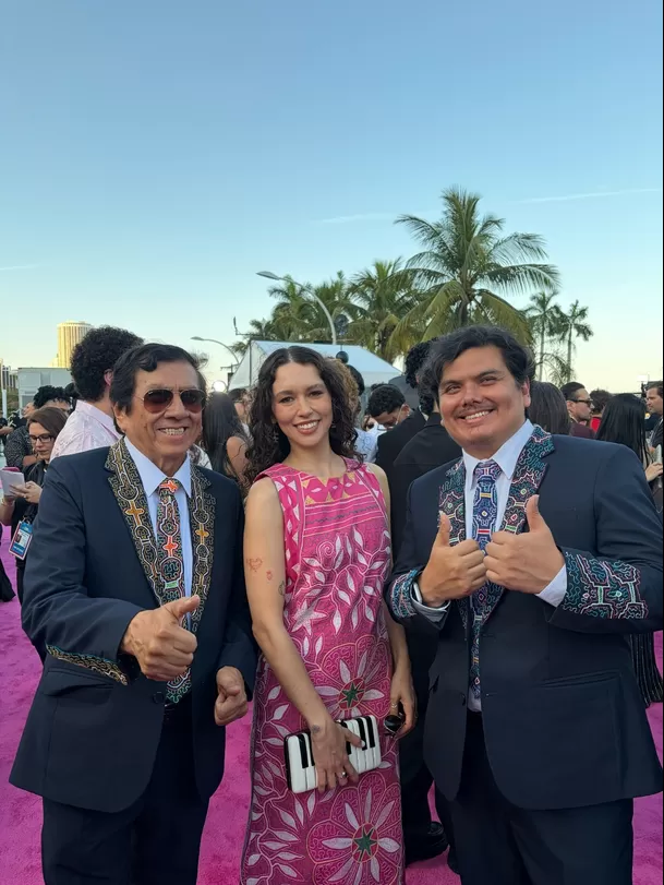 Gala Brie con 'Los Mirlos' en la alfombra de los Premios Lo Nuestro / Instagram