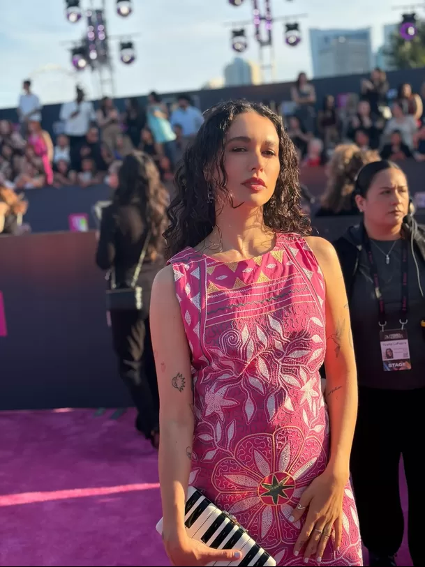 La cantante peruana Gala Brie en la alfombra de los Premios Lo Nuestro / Instagram