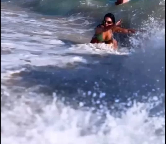 Momento en que el mar le da Georgina un revolcón / Foto: IG Gerogina Rodríguez