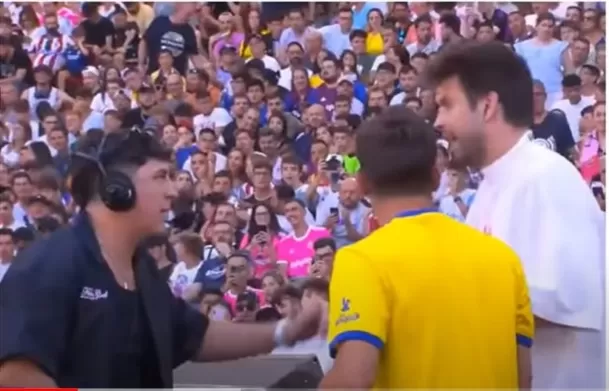 Gerard Piqué solicitandole al director que no lo enfoquen mientras Manuel Turizo cantó 'Copa Vacía/ Foto: IG Mangosta 808