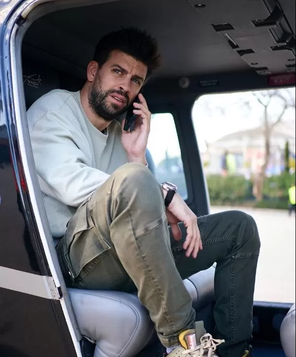 Gerard Piqué pasó un bochornoso momento tras caerse del escenario donde presentaba su liga de fútbol/Foto: Instagram