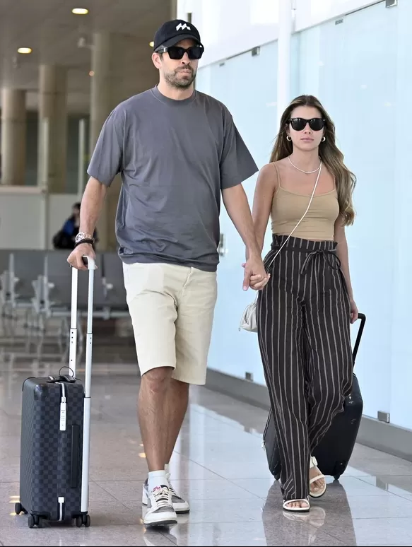 Gerard Piqué y Clara Chía tomados de la mano volviendo de Madrid a Barcelona tras la accidentada final de la Kings League / Foto: Hola