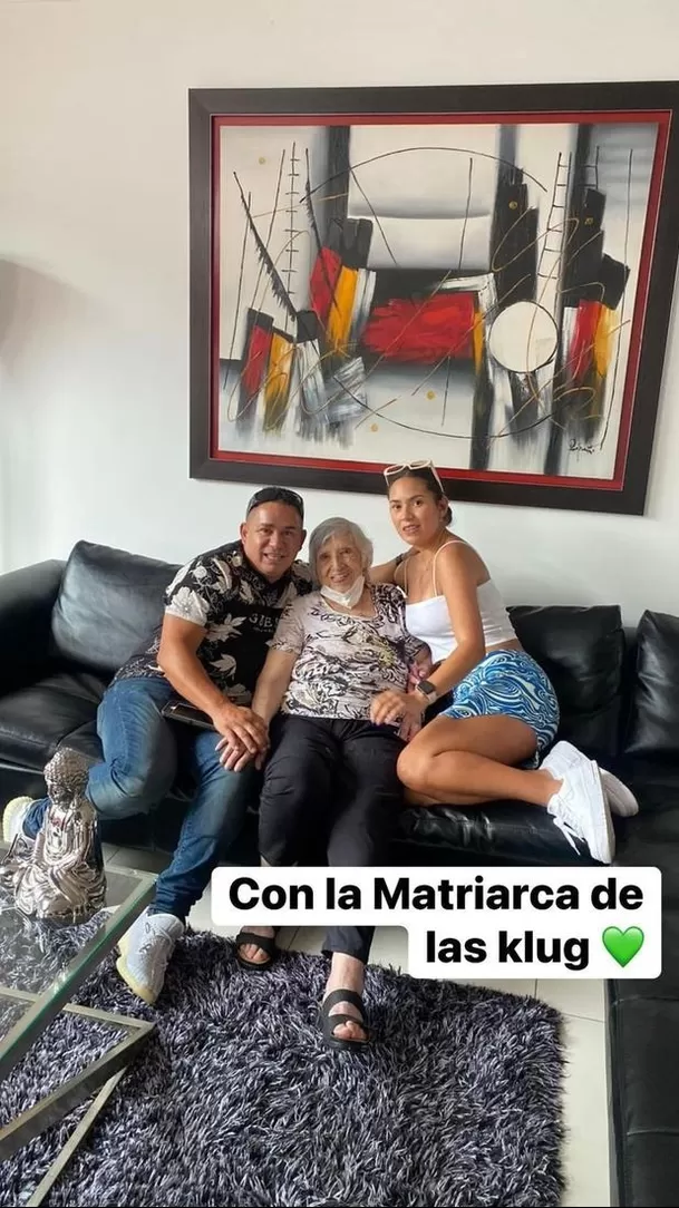 Gianella junto a su padre Raúl Marquina y su bisabuela Angelita. Fuente: Instagram