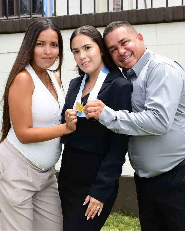 Gianella junto a su papá Raúl Marquina y su novia celebrando su colegiatura. Fuente: Instagram Gianella junto a su papá Raúl Marquina y su novia celebrando su colegiatura. Fuente: Instagram