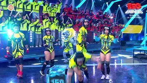 Jota Benz celebró la victoria de los guerreros con un manotazo juguetón a su hermano Gino Assereto. Video: América TV