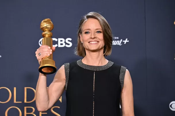 La actriz Jodie Foster alzó el Golden Globe por 'True Detective: Night Country' / AFP