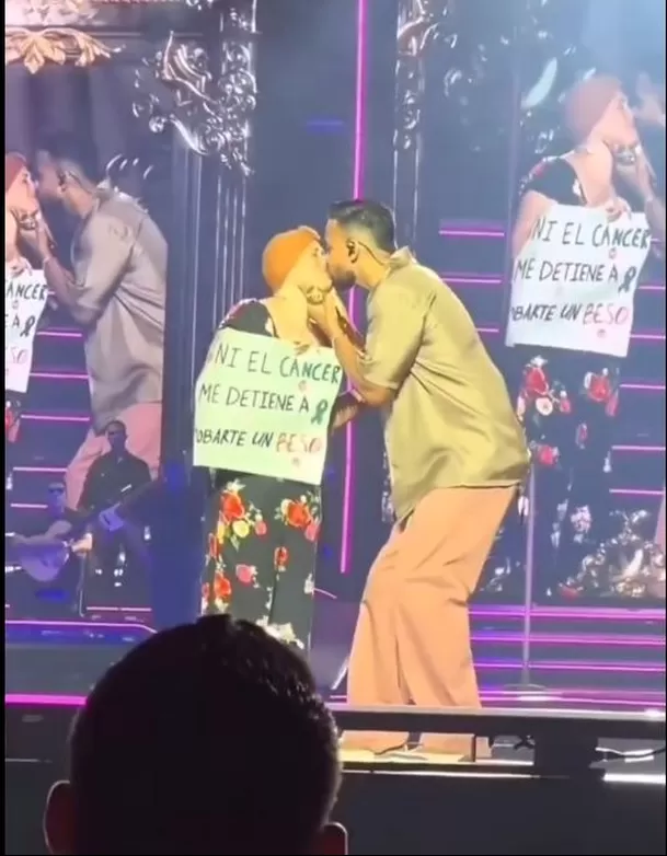 Finalmente Romeo Santos le dio el beso que le solicitó la fanática / Foto: Instagram