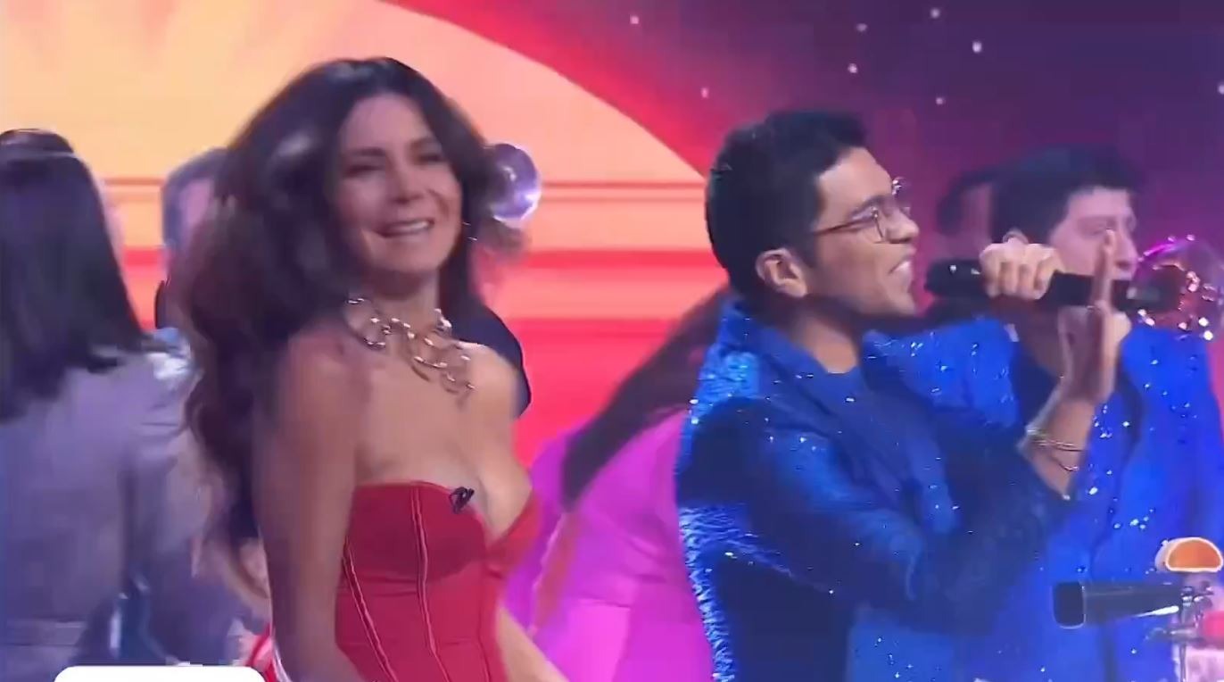 Patty Manterola no pudo evitar ponerse a bailar con la cumbia del Grupo 5/Foto: Telemundo