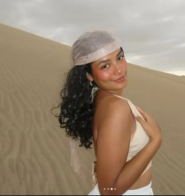 Complementa el outfit con un pañuelo claro sobre la cabeza, que ayuda a controlar el cabello y suma un guiño bohemio al conjunto. Foto: Instagram