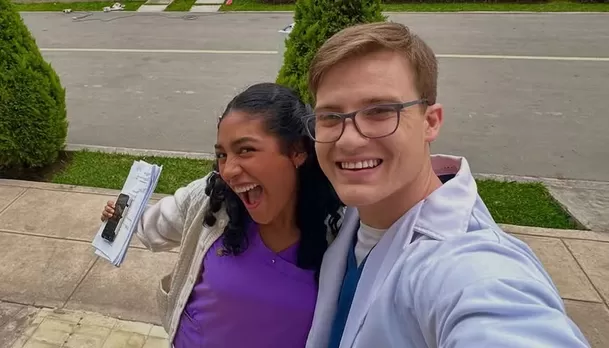 July Flores y el doctor Francisco Vivas en 'Al fondo hay sitio' / Instagram
