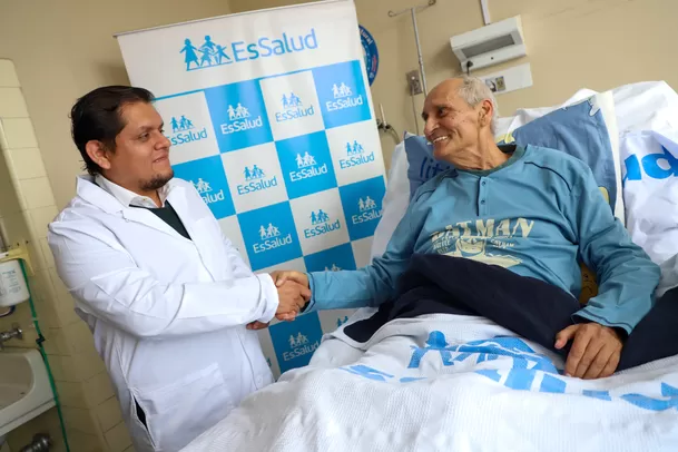 Gustavo Bueno permaneció hospitalizado varios meses tras ingresar por una grave afectación en la columna. Fuente: EsSalud