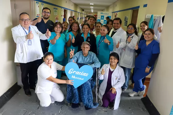 Gustavo Bueno fue dado de alta tras compleja cirugía de columna. Fuente: EsSalud
