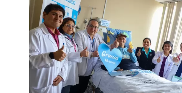 Antes de dejar el hospital, Gustavo Bueno expresó su profundo agradecimiento al personal de salud por la atención recibida. Foto: EsSalud Antes de dejar el hospital, Gustavo Bueno expresó su profundo agradecimiento al personal de salud por la atención recibida. Foto: EsSalud