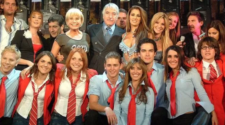 Actores de 'Rebelde' se despiden de Enrique Rocha. Actores de 'Rebelde' se despiden de Enrique Rocha.