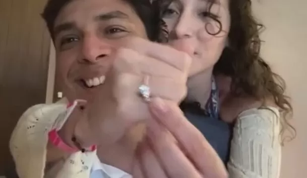 Carla Campos Salazar se comprometió con el periodista Víctor Caballero / Captura