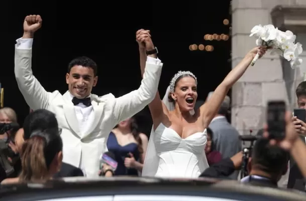 Said Palao y Alejandra Baigorria en los exteriores de la iglesia San Pedro. Foto: El Comercio