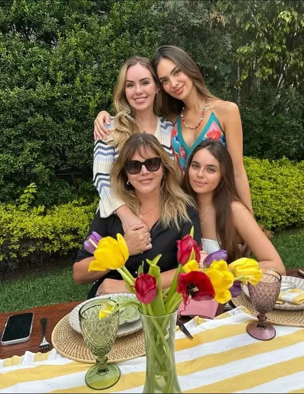 Las hermanas Vértiz junto a su madre / Instagram