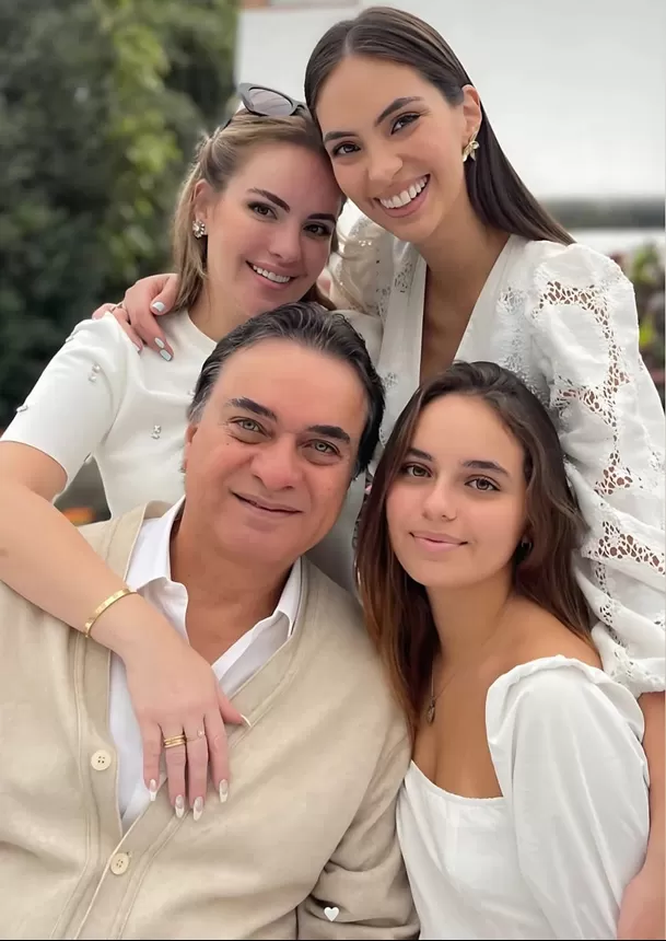 Natalie Vértiz junto a su padre y hermanas / Instagram