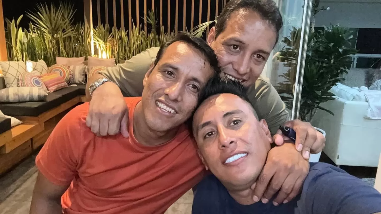 Christian Cueva junto a sus hermanos Jorge Luis (izquierda) y Marcial (atrás)/Foto: Instagram