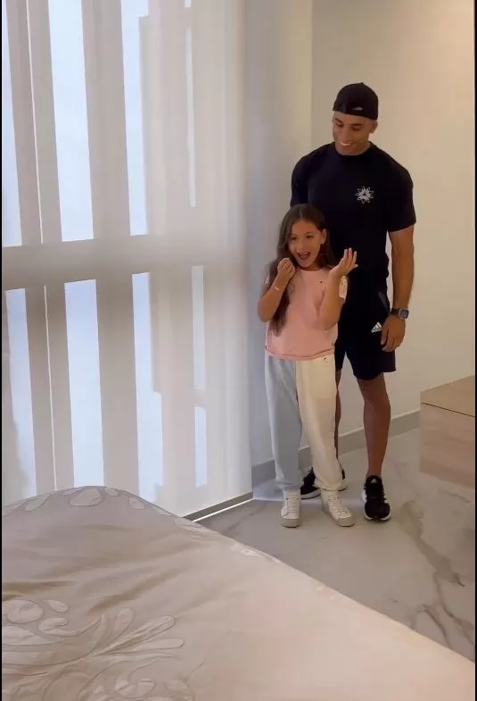 Caetana Palao, hija de Said Palao no pudo esconder su emoción al ver su nueva habitación / Foto: Instagram