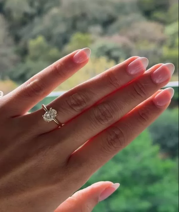Micaela Bebin, hija mayor de Anna Carina Copello, sorprendió al revelar que se comprometió con Tiago del Río. La joven compartió una romántica postal y presumió el anillo con una frase que rápidamente llamó la atención: “El sí más fácil de mi vida”. Video: Instagram @micabebin Micaela Bebin, hija mayor de Anna Carina Copello, sorprendió al revelar que se comprometió con Tiago del Río. La joven compartió una romántica postal y presumió el anillo con una frase que rápidamente llamó la atención: “El sí más fácil de mi vida”. Video: Instagram @micabebin