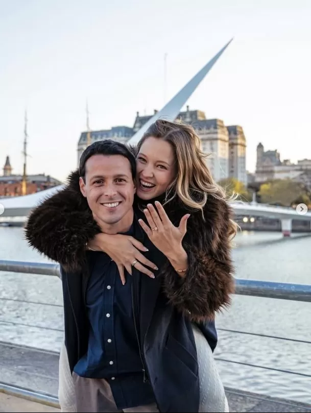 Micaela Bebin, hija mayor de Anna Carina Copello, sorprendió al revelar que se comprometió con Tiago del Río. La joven compartió una romántica postal y presumió el anillo con una frase que rápidamente llamó la atención: “El sí más fácil de mi vida”. Video: Instagram @micabebin Micaela Bebin, hija mayor de Anna Carina Copello, sorprendió al revelar que se comprometió con Tiago del Río. La joven compartió una romántica postal y presumió el anillo con una frase que rápidamente llamó la atención: “El sí más fácil de mi vida”. Video: Instagram @micabebin