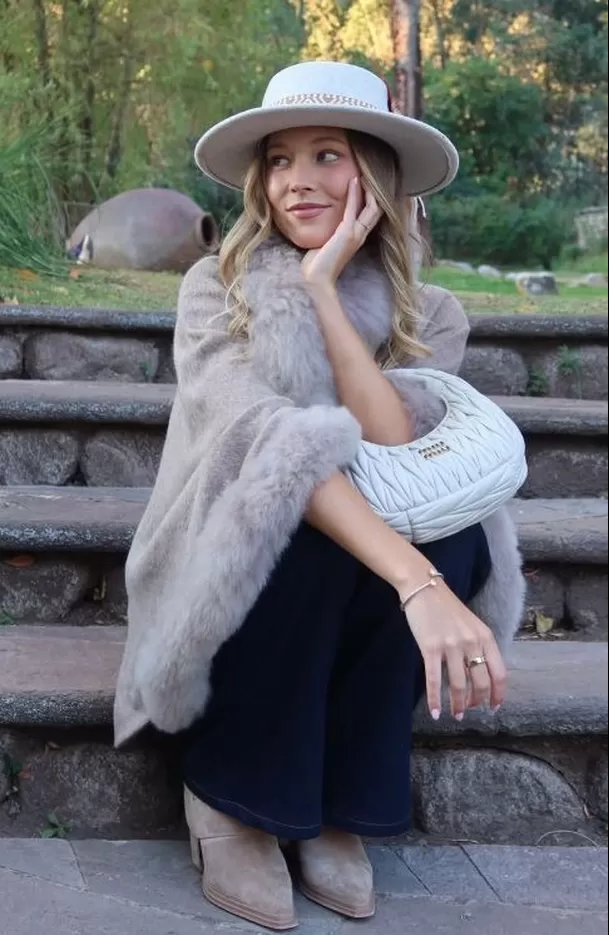 Micaela Bebin, hija mayor de Anna Carina Copello, sorprendió al revelar que se comprometió con Tiago del Río. La joven compartió una romántica postal y presumió el anillo con una frase que rápidamente llamó la atención: “El sí más fácil de mi vida”. Video: Instagram @micabebin Micaela Bebin, hija mayor de Anna Carina Copello, sorprendió al revelar que se comprometió con Tiago del Río. La joven compartió una romántica postal y presumió el anillo con una frase que rápidamente llamó la atención: “El sí más fácil de mi vida”. Video: Instagram @micabebin