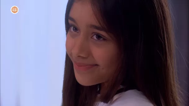 Hija de Claudia Llanos aterró a Claudio haciendo ‘mirando de tiburón’ como su mamá. Fuente: AméricaTV Hija de Claudia Llanos aterró a Claudio haciendo ‘mirando de tiburón’ como su mamá. Fuente: AméricaTV