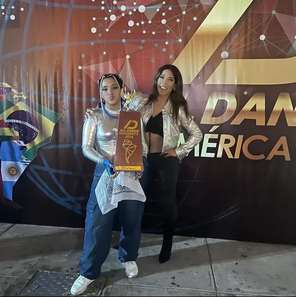 Karen Dejo junto a su hija Mia tras ganar premio en concurso de baile. Fuente: instagram