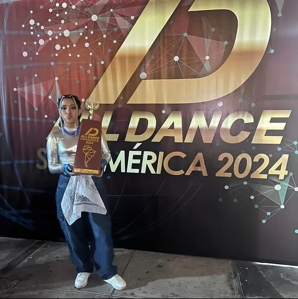 Hija de Karen Dejo la 'rompió' en concurso de baile y ganó premio