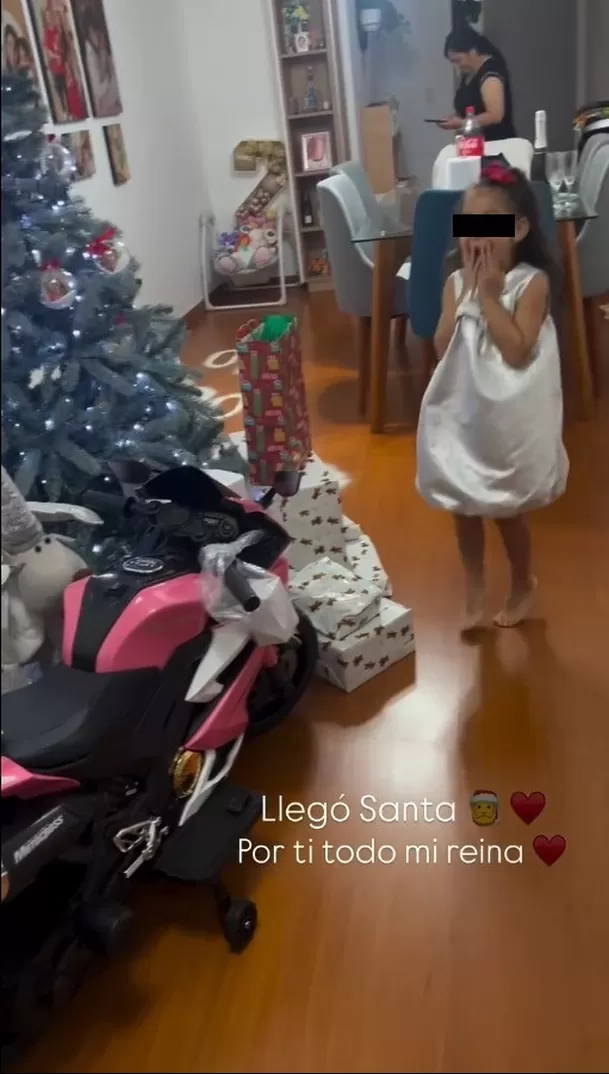 La pequeña Xianna no ocultó su emoción al ver sus regalos en el árbol navideño/Foto: Instagram