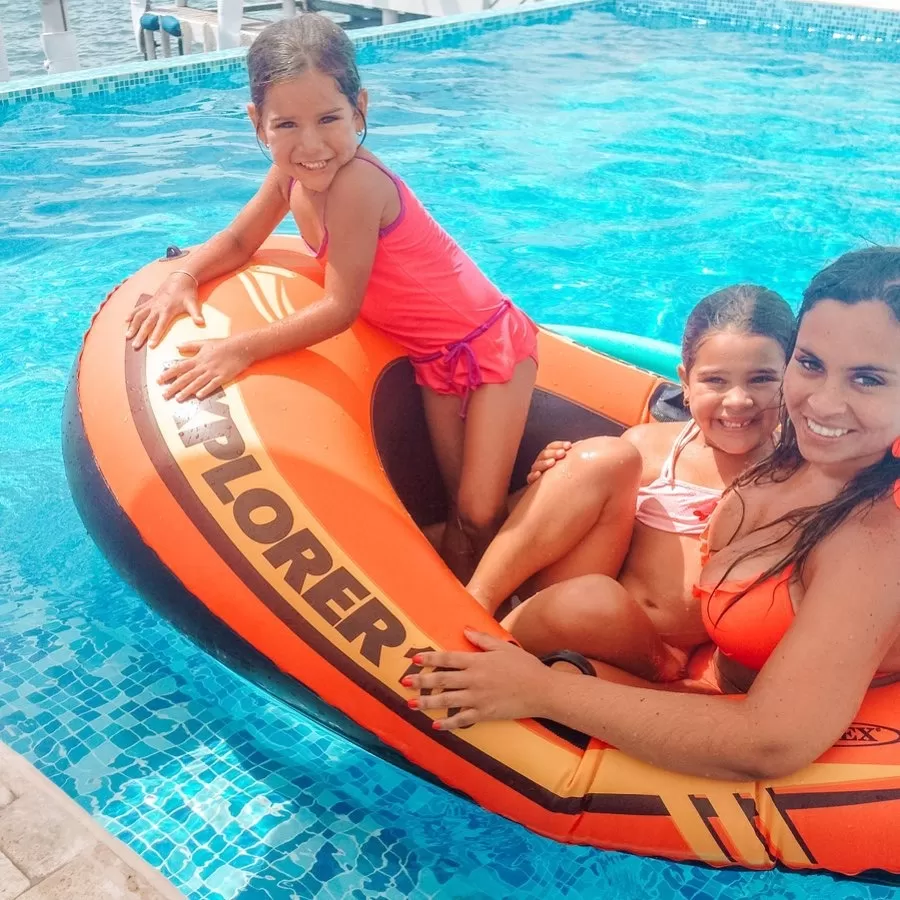 Ethel Pozo junto a sus hijas Domenica y Luana cuando eran niñas. Fuente: Instagram