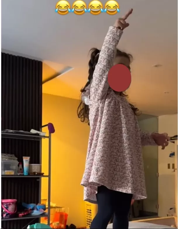 Pequeña bailando ante sus papás | Captura: Instagram