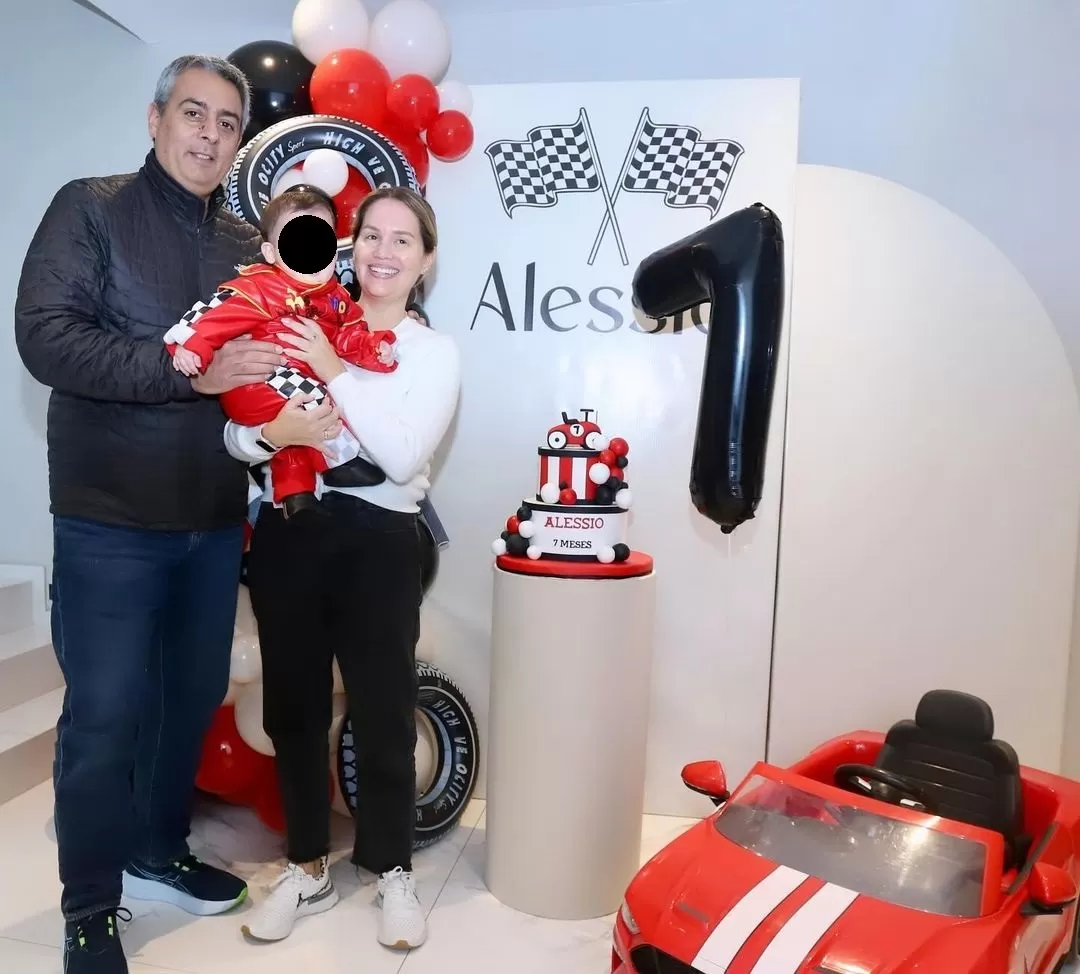 Gustavo Horna y Giuliana Bocanegra, padres de Brunella Horna en el cumplemes de su nieto Alessio/Foto: Instagram