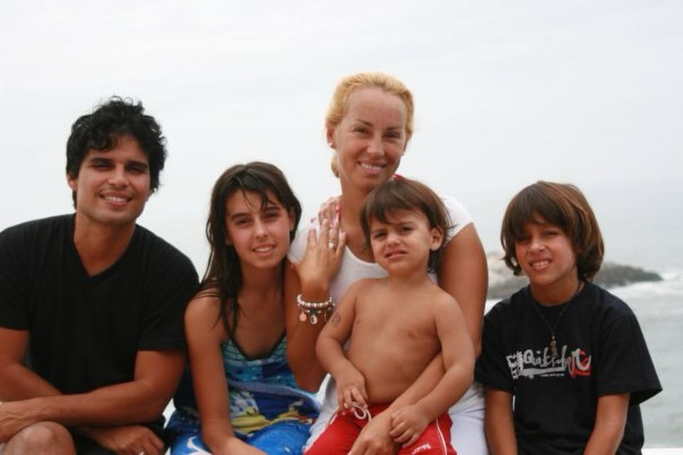 Pedro Suárez Vértiz y Cinthya Martínez con sus tres hijos Majo, Tomás y Salvador / Instagram