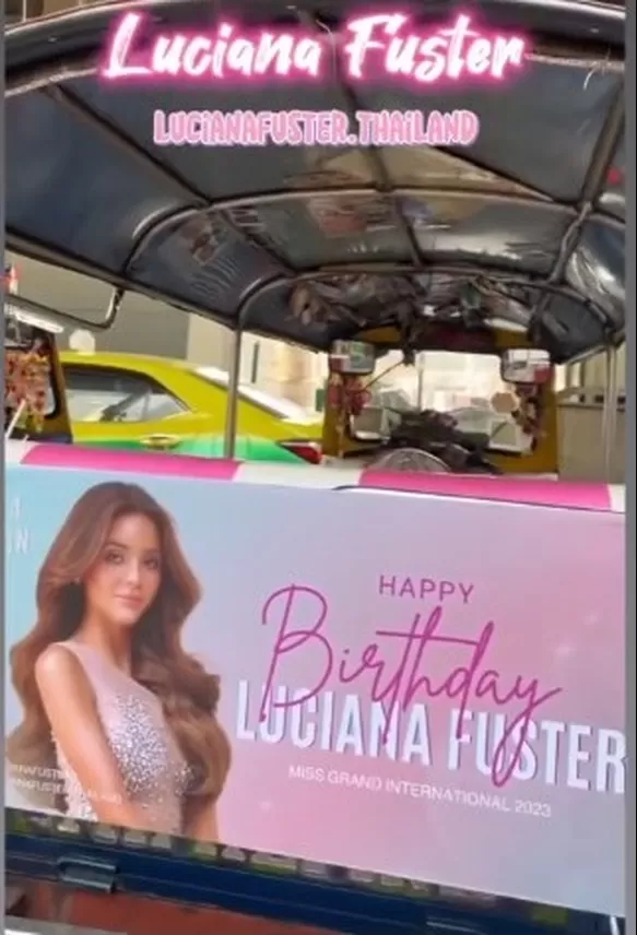 Los coloridos medios de transporte conocidos como Tuk Tuk llevaban la fotografia de Luciana Fuster como Miss Grand International saludándola por su cumpleaños número 25/Foto: Instagram