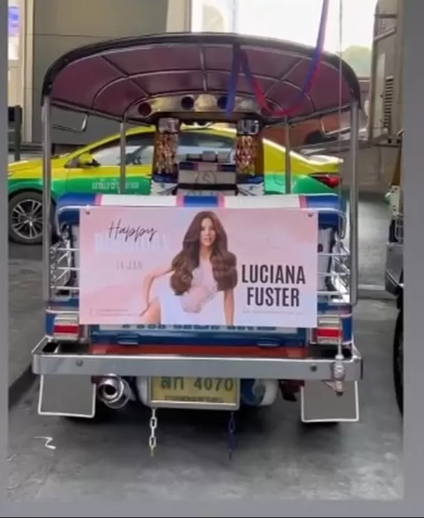 Así amanecieron los Tuk Tuk este domingo 14 de enero en la ciudad de Bangkok, Tailandia por el cumpleaños de Luciana Fuster/Foto: Instagram