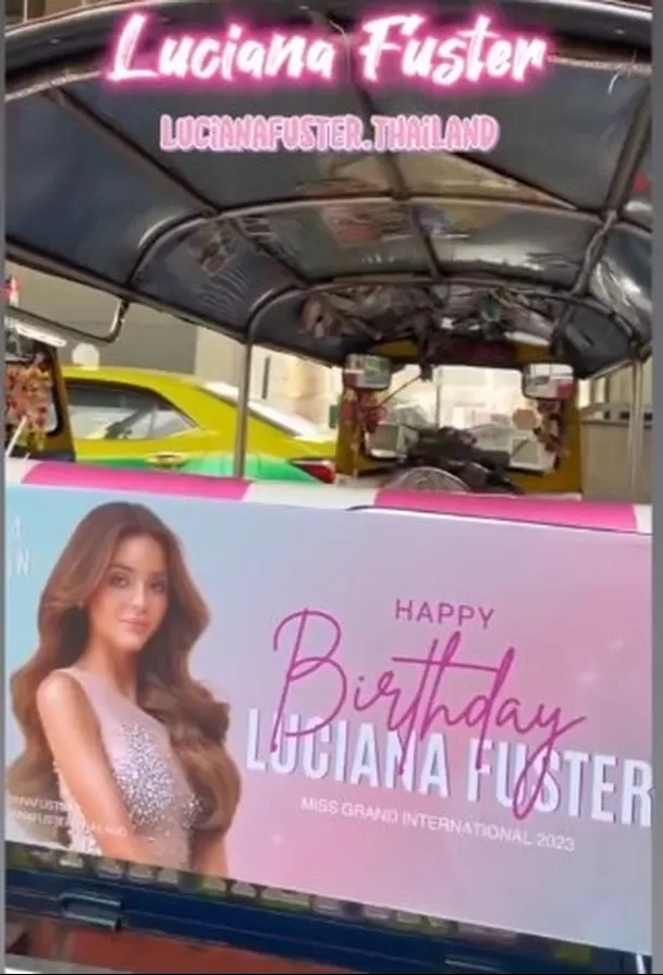 Los coloridos medios de transporte conocidos como Tuk Tuk llevaban la fotografia de Luciana Fuster como Miss Grand International saludándola por su cumpleaños número 25/Foto: Instagram