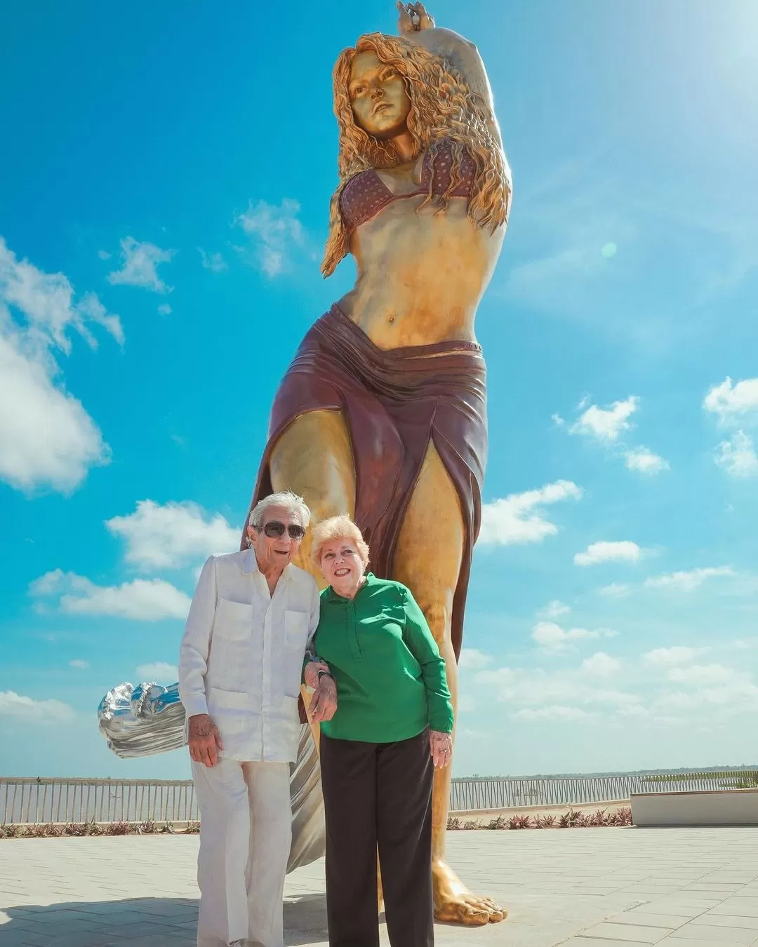 Papás de Shakira junto a la estatua de sus padres. Fuente: Instagram