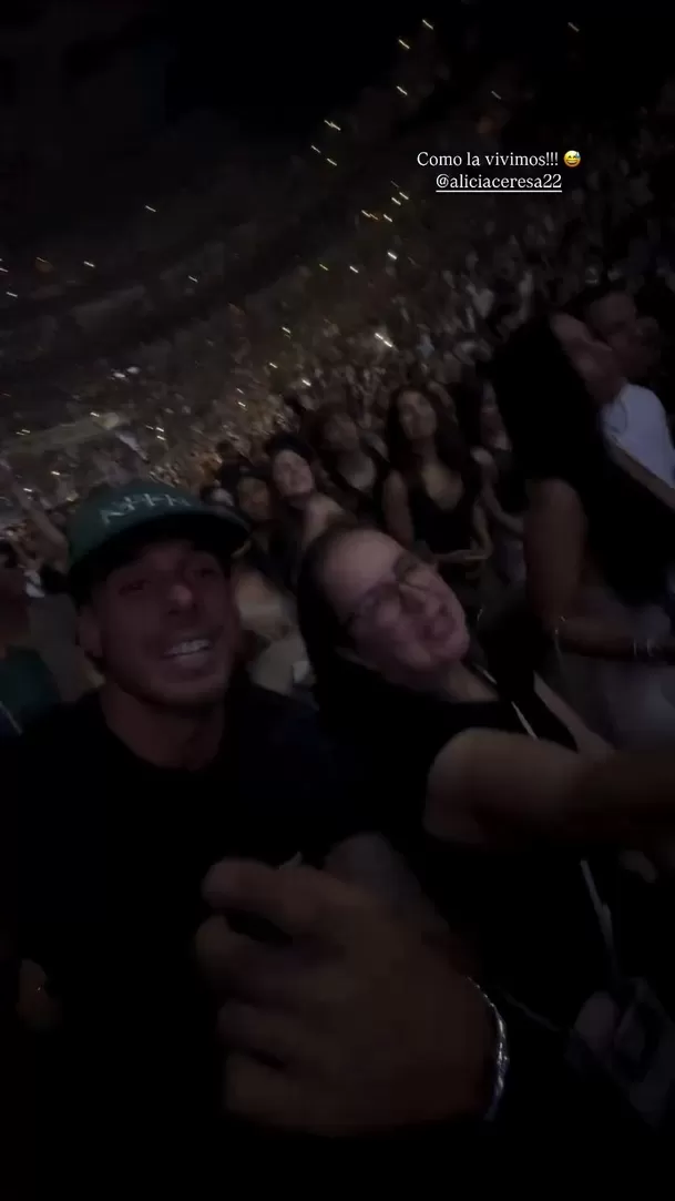 Hugo García y la mamá de Isabella Ladera en el concierto de Rauw Alejandro / Instagram