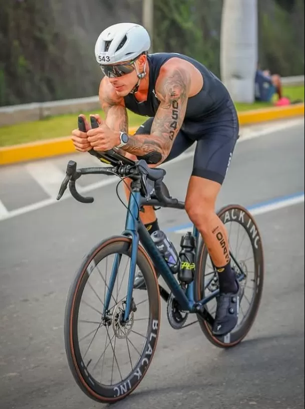 El exchico reality sorprendió al completar el Ironman 70.3 Perú en menos de 5 horas y dedicó el logro a su bebé con Isabella Ladera. Video: Instagram