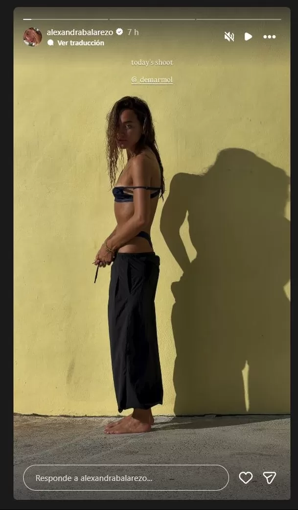 La modelo e influencer Alexandra Balarezo llamó la atención con un video grabado durante una sesión de fotos para una marca de moda. La recordada expareja de Hugo García apareció en una playa tropical sin la parte superior del bikini y corrió por la arena mientras sonreía frente a la cámara. Video: Instagram @alexandrabalarezo La modelo e influencer Alexandra Balarezo llamó la atención con un video grabado durante una sesión de fotos para una marca de moda. La recordada expareja de Hugo García apareció en una playa tropical sin la parte superior del bikini y corrió por la arena mientras sonreía frente a la cámara. Video: Instagram @alexandrabalarezo