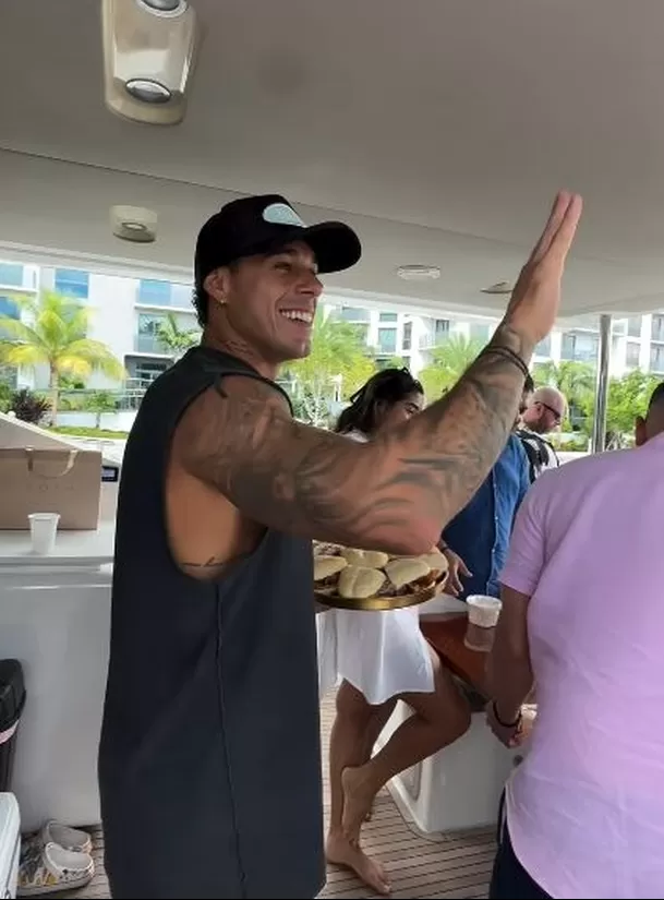 Hugo García presume el triunfo del pan con chicharron ante la familia de Isabella Ladera / Captura Hugo García presume el triunfo del pan con chicharron ante la familia de Isabella Ladera / Captura