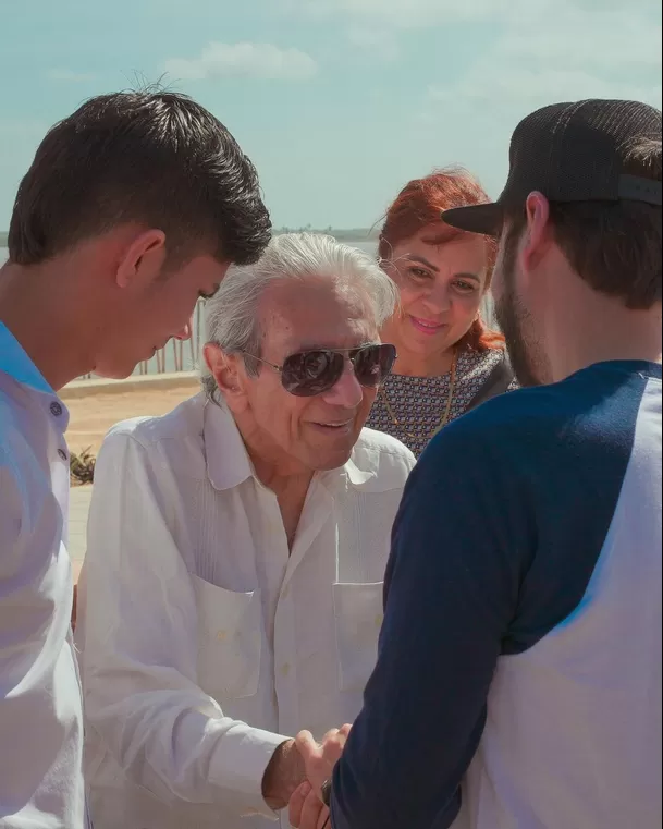 Los padres y hermanos de Shakira junto al alcalde de Barramquilla. fuente: Instagram