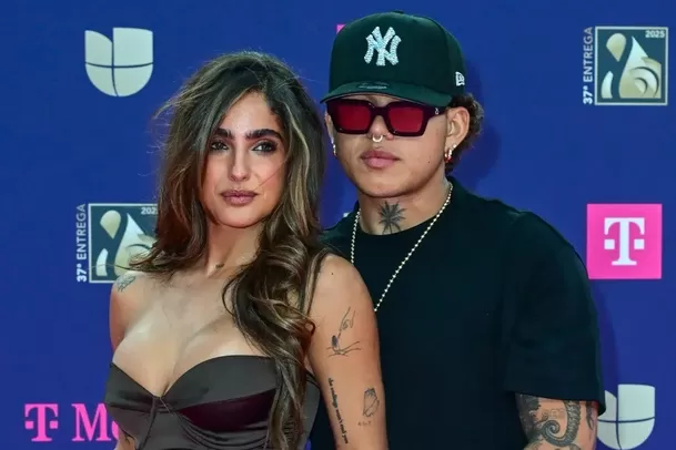 Isabella Ladera y Beéle en los Premios Lo Nuestro. Fuente: AFP